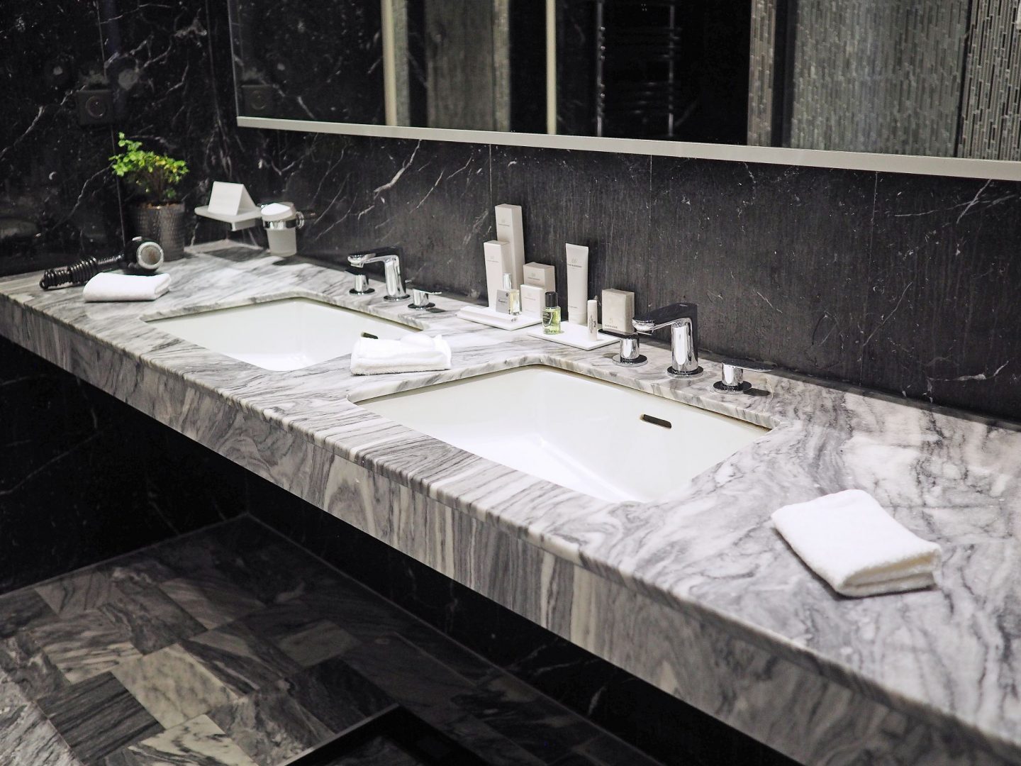 Le Majestic Cannes Junior Suite Bathroom